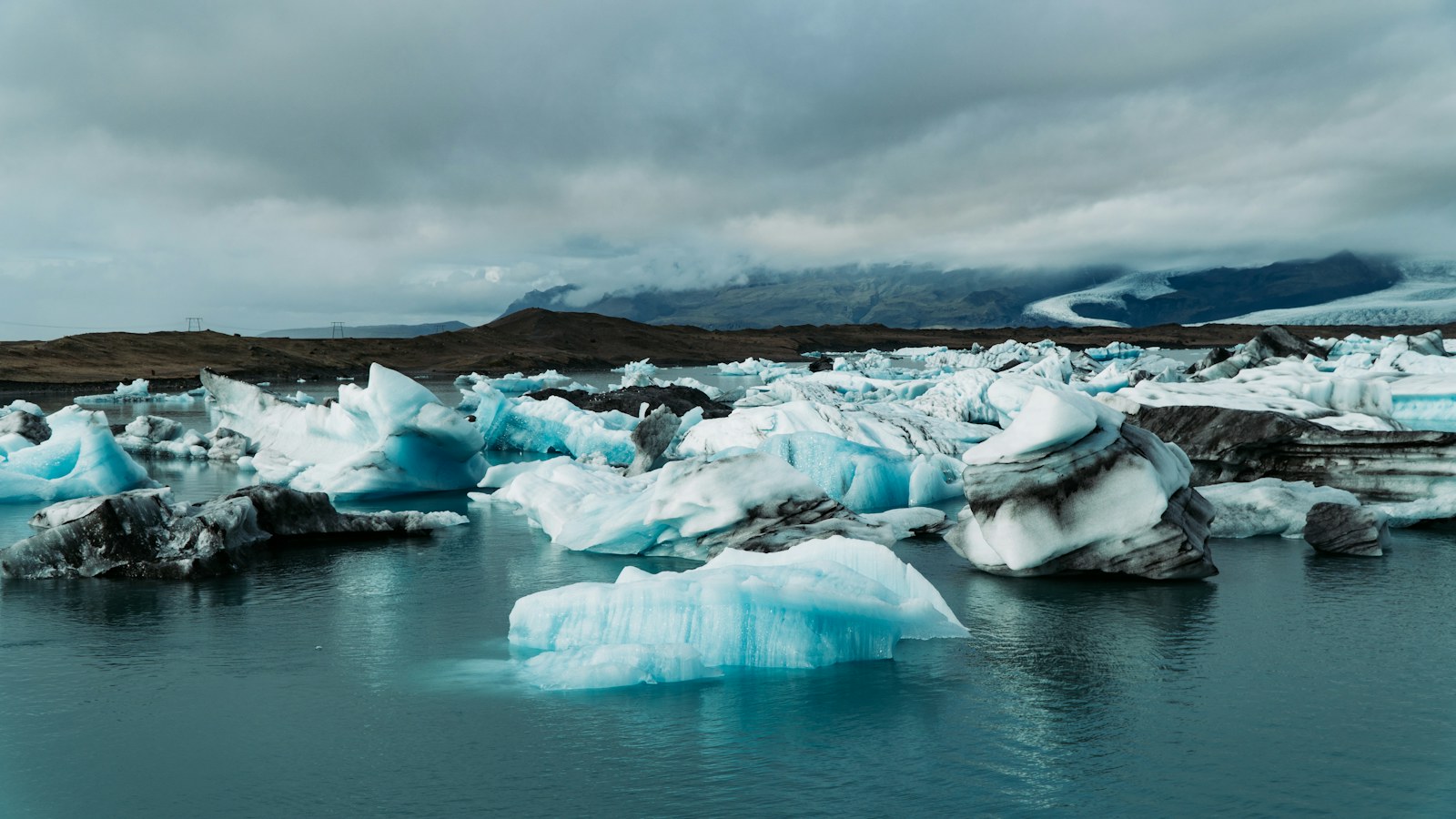 Icebergs floating in Jökulsárlón Glacier Lagoon
